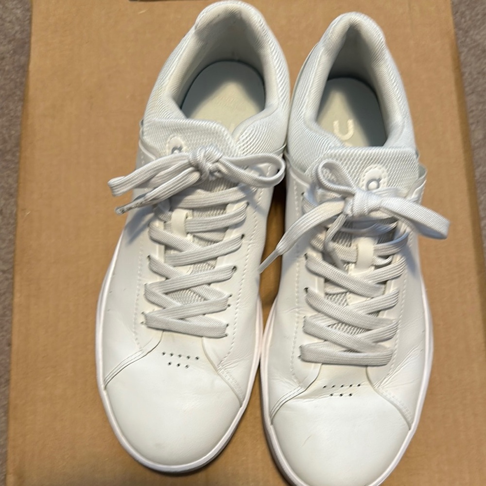 On The Roger Advantage Sneakers (Gently Worn)